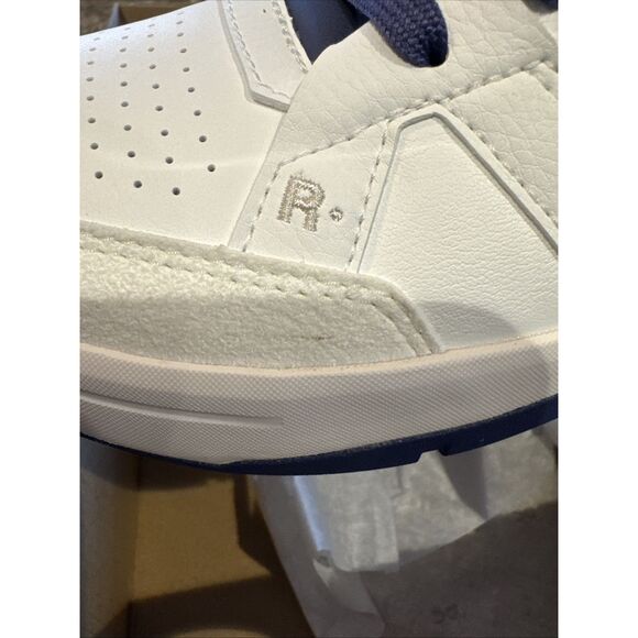 On The Roger Clubhouse Men Tennis Shoe Size 8.5 Color White & Acai New in Box * - Picture 10 of 10
